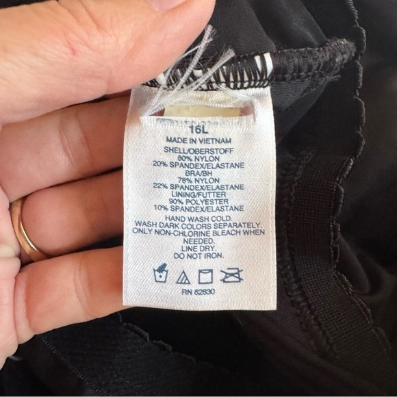 Lands’End Black Women's Swim Top With Bra Sz 16 Long - Picture 9 of 14